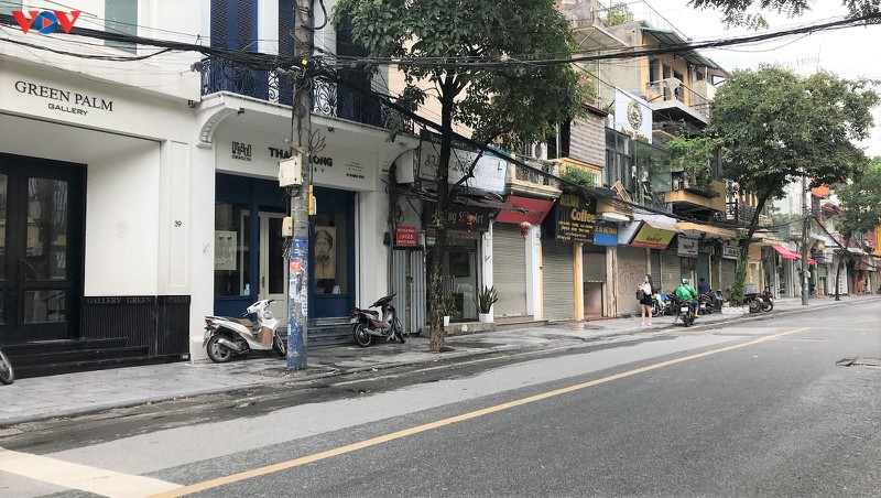 pho co ha noi treo day bien hieu sang nhuong, dong cua hinh 7
