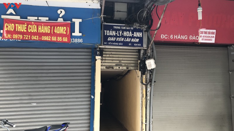 pho co ha noi treo day bien hieu sang nhuong, dong cua hinh 8