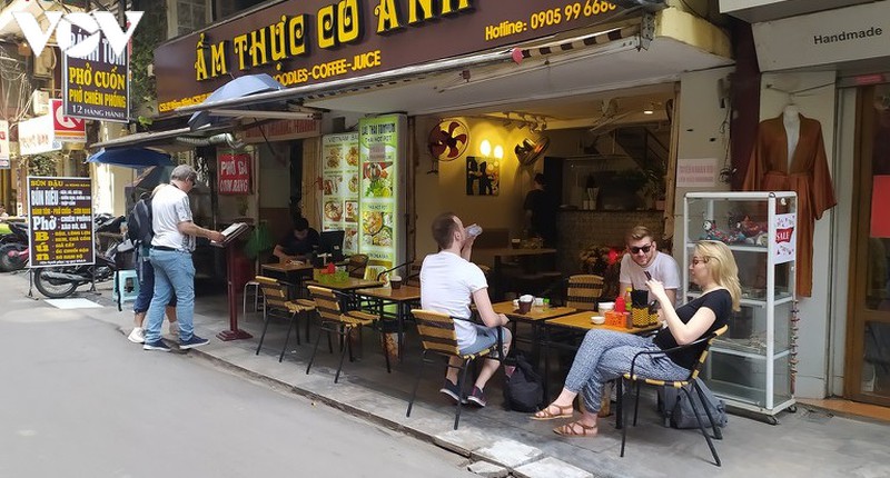 cac nha hang tai ha noi chap nhan giam doanh thu thuc hien gian cach hinh 1