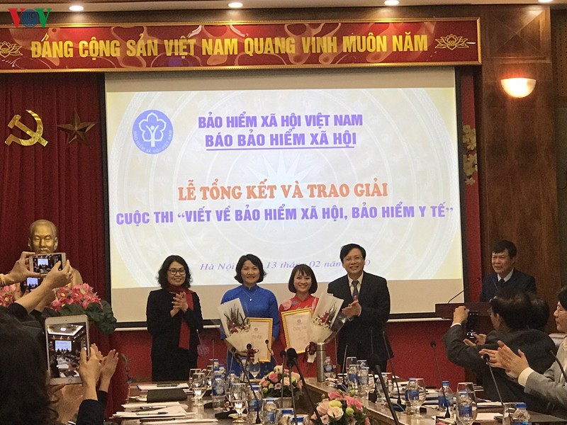 trao giai cuoc thi viet ve bhxh, bhyt hinh 1