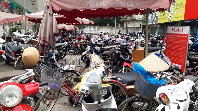 nguoi dan ha noi un un di mua sam tich tru gay khan hiem ao hang hoa hinh 12