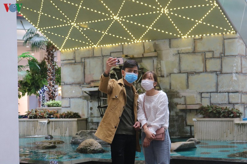 valentine mua dich covid-19, cac dia diem vui choi o ha noi vang nguoi  hinh 3