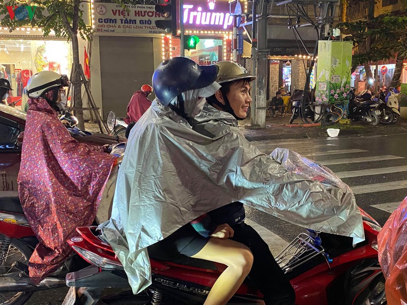 cac cap doi di choi toi valentine trong lat phat mua phun o ha noi hinh 10