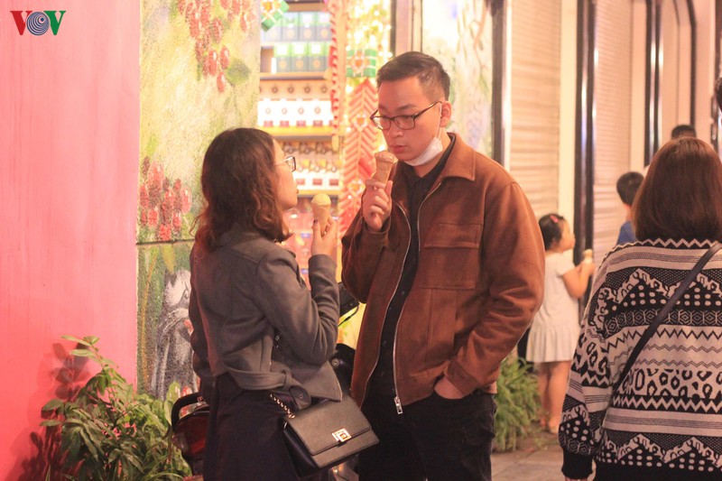 cac cap doi di choi toi valentine trong lat phat mua phun o ha noi hinh 7