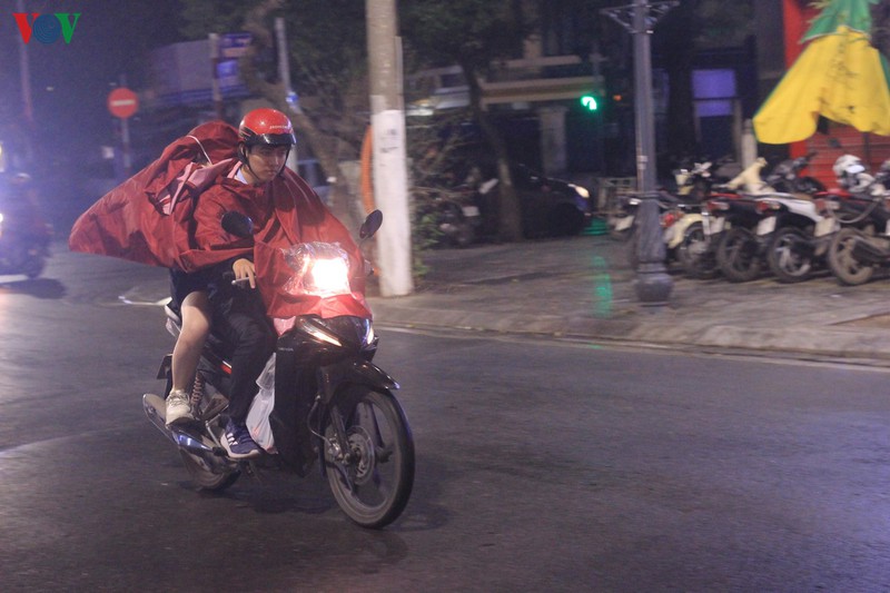 cac cap doi di choi toi valentine trong lat phat mua phun o ha noi hinh 9