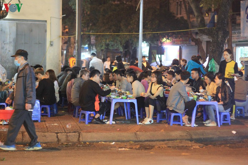 cac cap doi di choi toi valentine trong lat phat mua phun o ha noi hinh 3