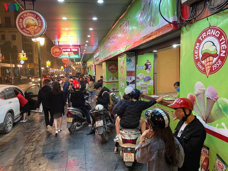 cac cap doi di choi toi valentine trong lat phat mua phun o ha noi hinh 5
