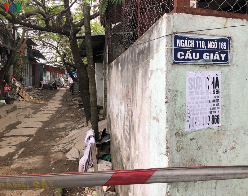 anh: ngo 165 duong cau giay duoc cach ly sau khi co ca mac covid-19 hinh 1