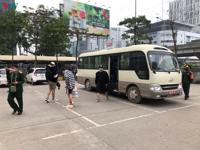 800 nguoi tro ve tu khu cach ly den ben xe my dinh de ve que hinh 2