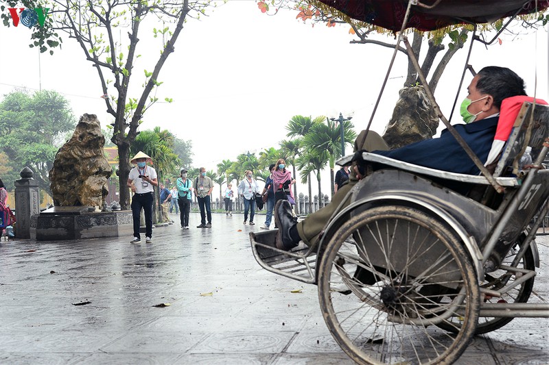 ngay dau quy dinh deo khau trang noi cong cong, nguoi deo nguoi khong hinh 15