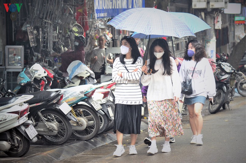 ngay dau quy dinh deo khau trang noi cong cong, nguoi deo nguoi khong hinh 11