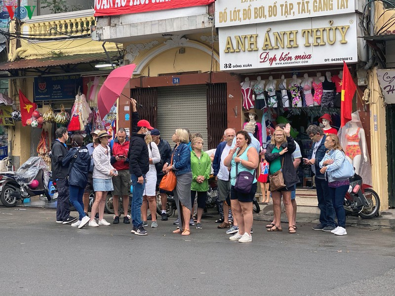 ngay dau quy dinh deo khau trang noi cong cong, nguoi deo nguoi khong hinh 1