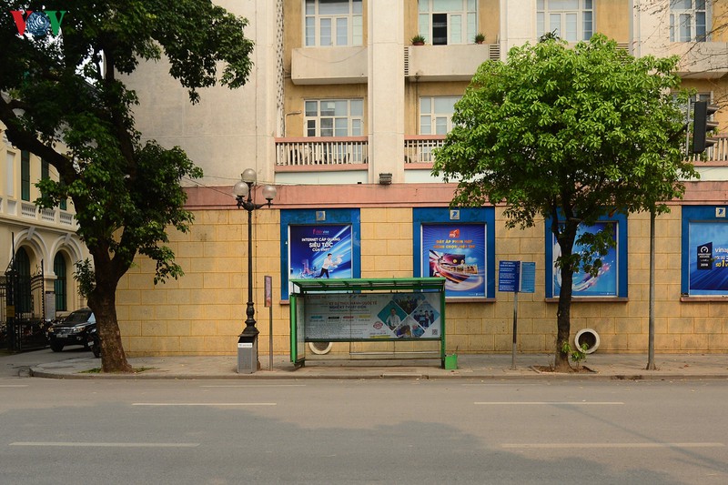 lo ngai canh nguoi dan chen chuc nhau len xe bus tai tram long bien hinh 14