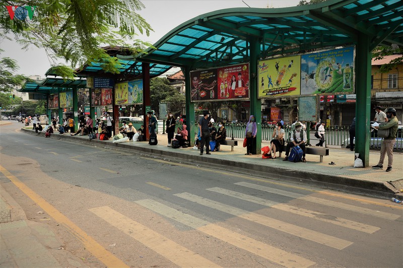 lo ngai canh nguoi dan chen chuc nhau len xe bus tai tram long bien hinh 1