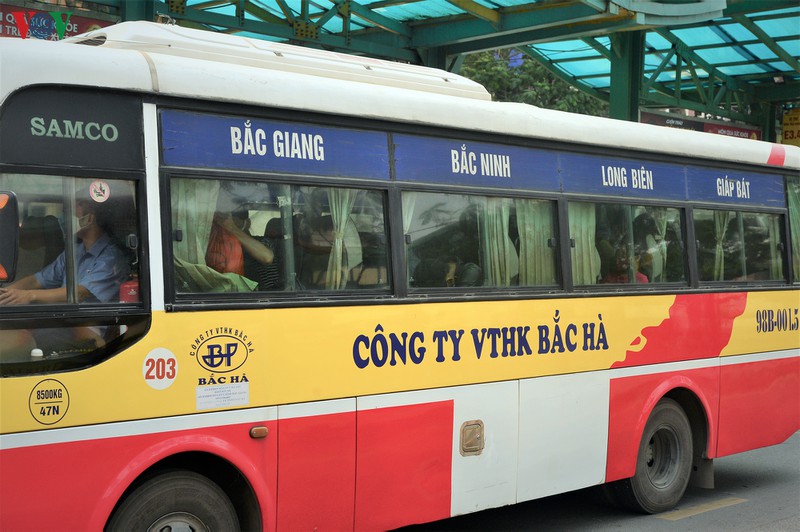 lo ngai canh nguoi dan chen chuc nhau len xe bus tai tram long bien hinh 11