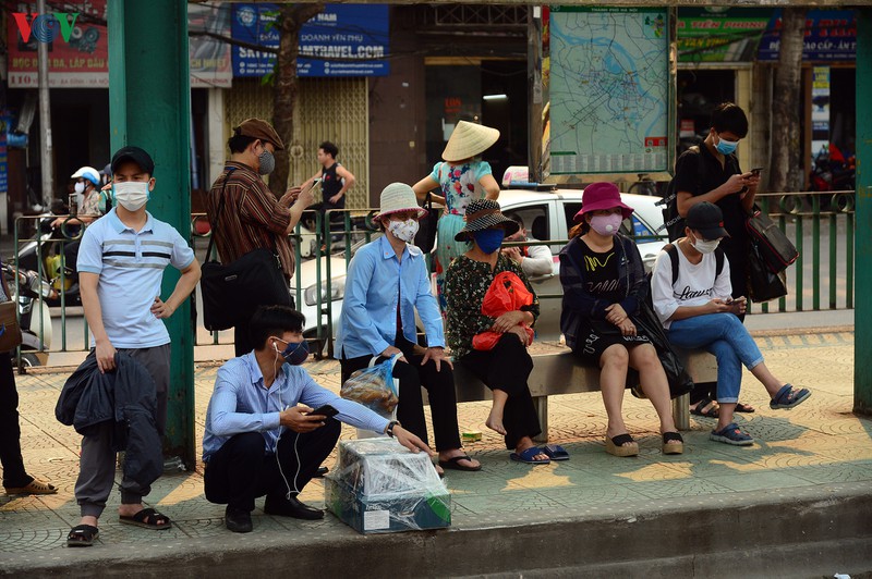 lo ngai canh nguoi dan chen chuc nhau len xe bus tai tram long bien hinh 2