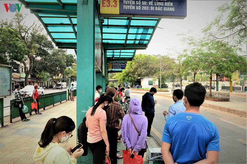 lo ngai canh nguoi dan chen chuc nhau len xe bus tai tram long bien hinh 5