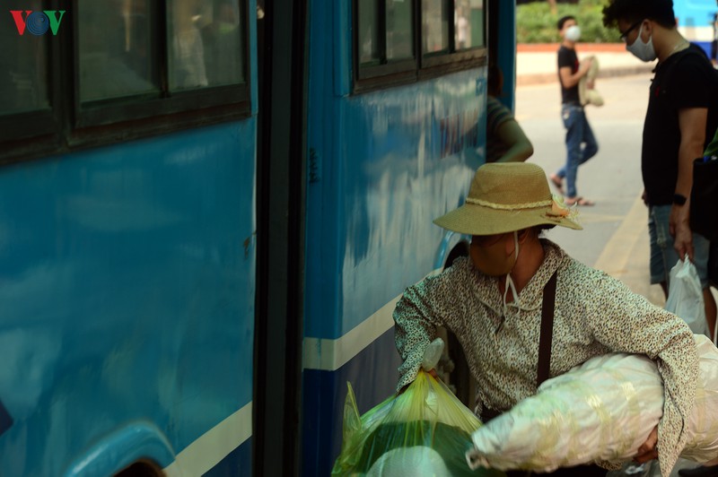 lo ngai canh nguoi dan chen chuc nhau len xe bus tai tram long bien hinh 10