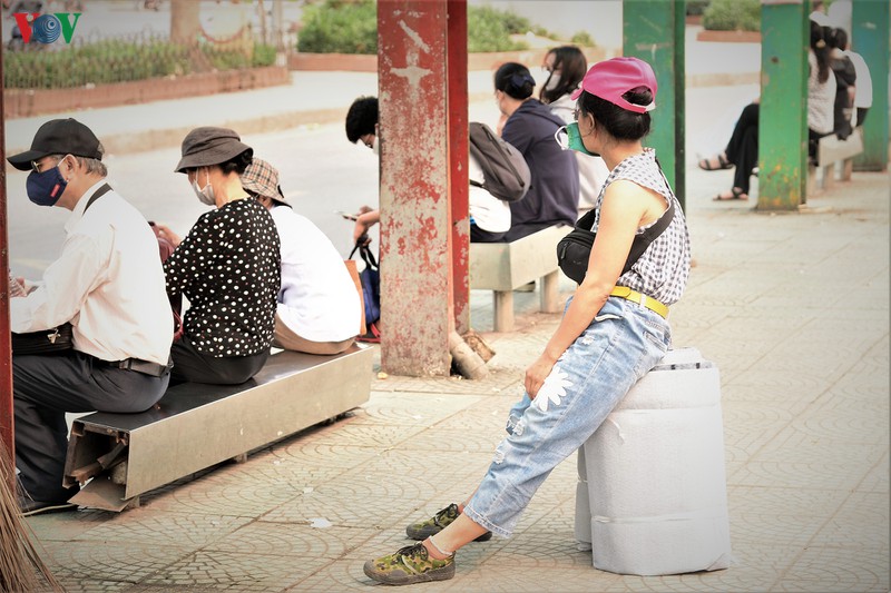 lo ngai canh nguoi dan chen chuc nhau len xe bus tai tram long bien hinh 7