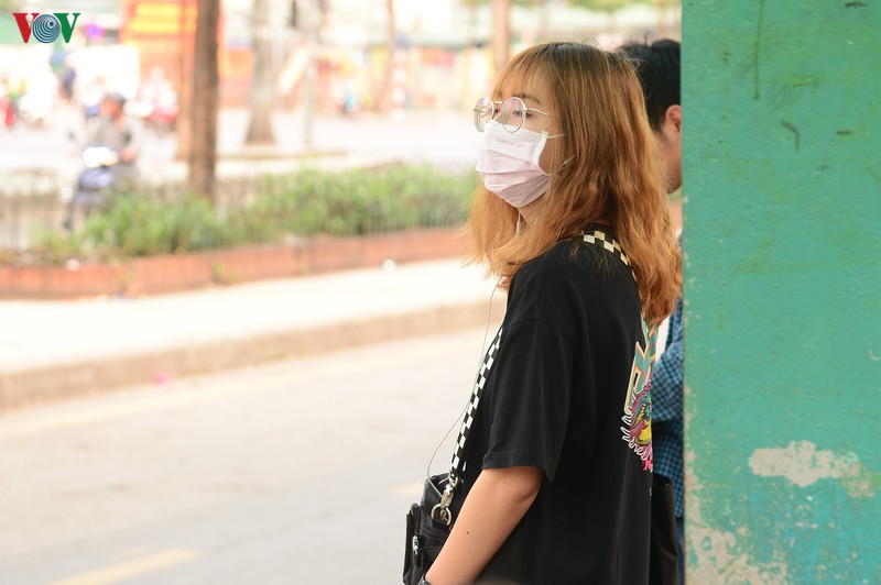 lo ngai canh nguoi dan chen chuc nhau len xe bus tai tram long bien hinh 6