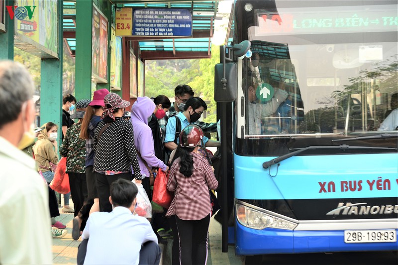 lo ngai canh nguoi dan chen chuc nhau len xe bus tai tram long bien hinh 8