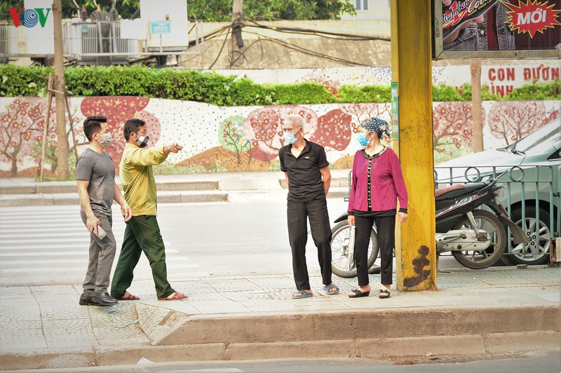 lo ngai canh nguoi dan chen chuc nhau len xe bus tai tram long bien hinh 4