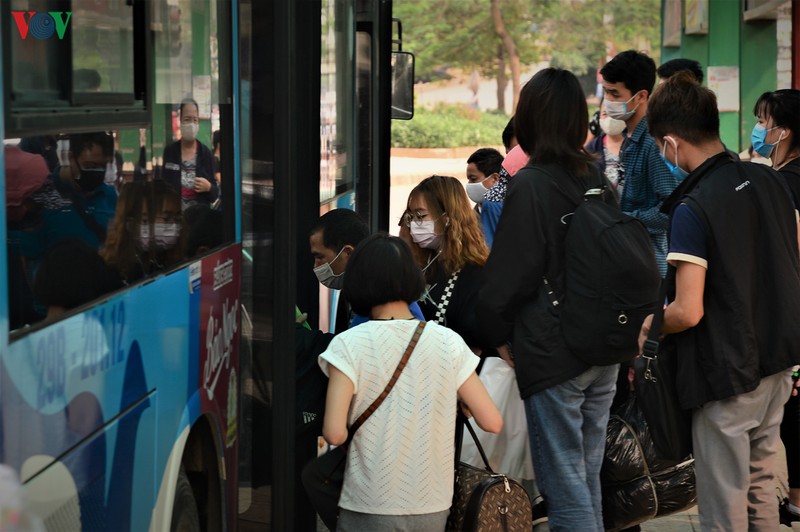 lo ngai canh nguoi dan chen chuc nhau len xe bus tai tram long bien hinh 9