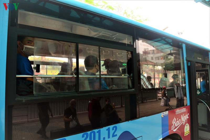lo ngai canh nguoi dan chen chuc nhau len xe bus tai tram long bien hinh 12