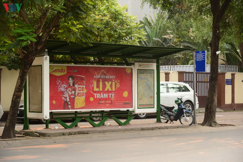 lo ngai canh nguoi dan chen chuc nhau len xe bus tai tram long bien hinh 15