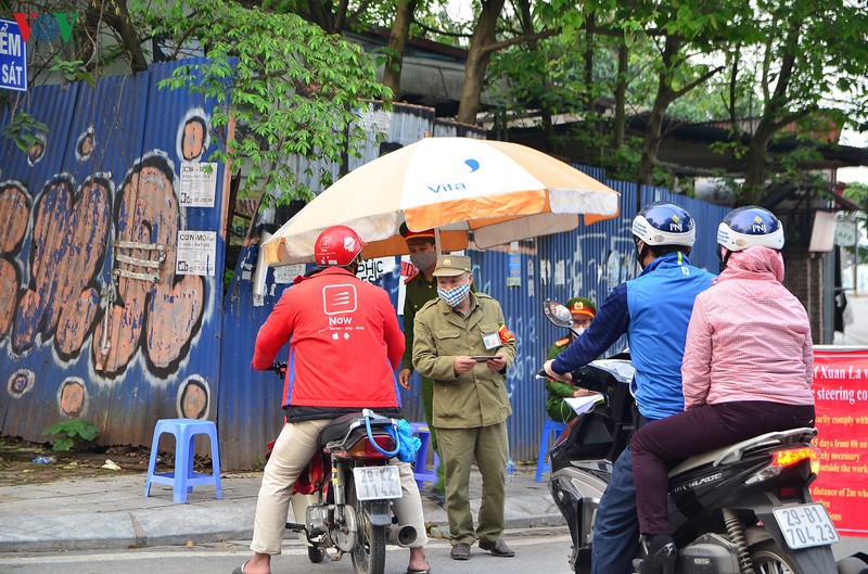 "phớt lờ" cách ly xã hội, người dân hà nội vẫn "vô tư" tập thể dục hình 10 "phot lo" cach ly xa hoi, nguoi dan ha noi van "vo tu" tap the duc hinh 10