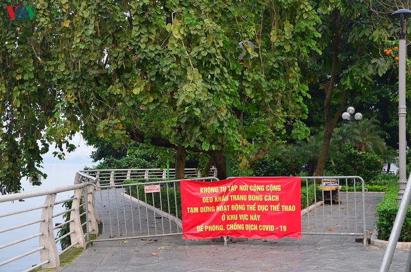 "phớt lờ" cách ly xã hội, người dân hà nội vẫn "vô tư" tập thể dục hình 11 "phot lo" cach ly xa hoi, nguoi dan ha noi van "vo tu" tap the duc hinh 11