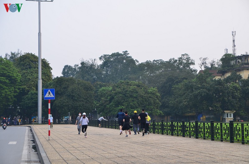 "phớt lờ" cách ly xã hội, người dân hà nội vẫn "vô tư" tập thể dục hình 12 "phot lo" cach ly xa hoi, nguoi dan ha noi van "vo tu" tap the duc hinh 12