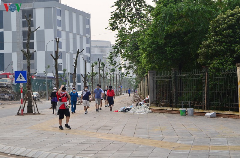 "phớt lờ" cách ly xã hội, người dân hà nội vẫn "vô tư" tập thể dục hình 1 "phot lo" cach ly xa hoi, nguoi dan ha noi van "vo tu" tap the duc hinh 1