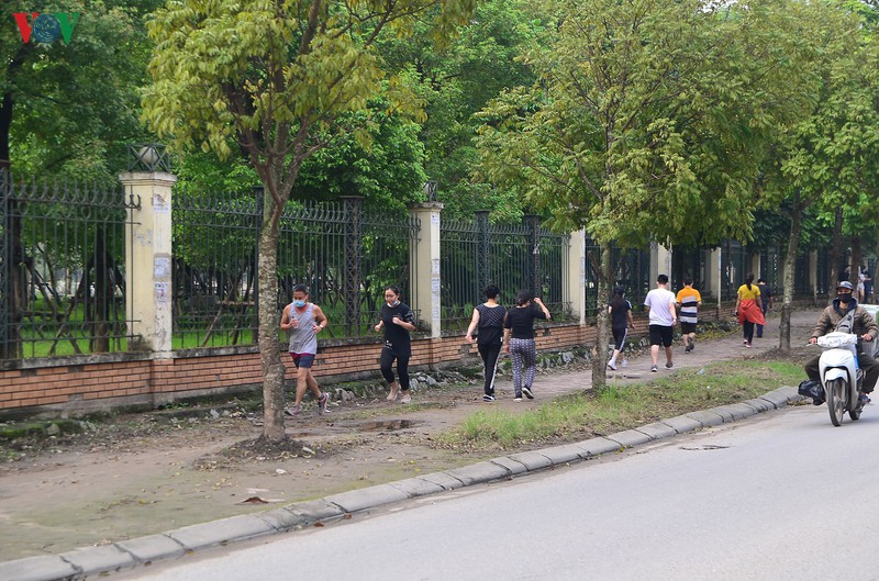 "phớt lờ" cách ly xã hội, người dân hà nội vẫn "vô tư" tập thể dục hình 2 "phot lo" cach ly xa hoi, nguoi dan ha noi van "vo tu" tap the duc hinh 2