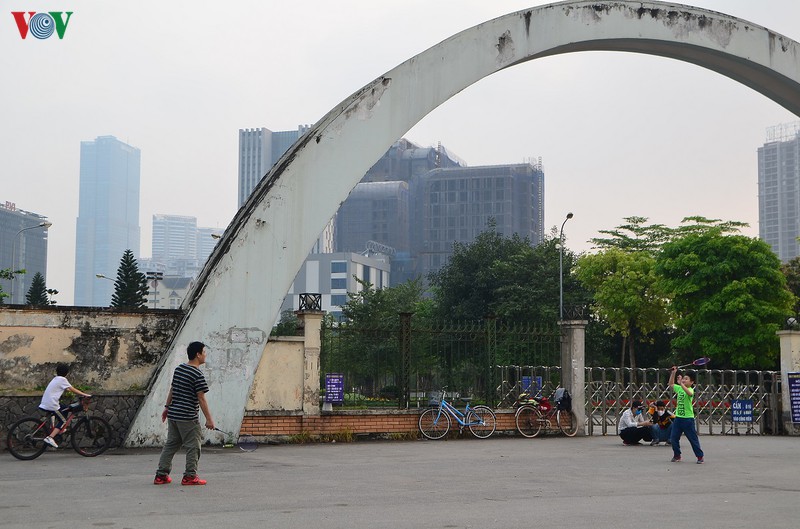 "phớt lờ" cách ly xã hội, người dân hà nội vẫn "vô tư" tập thể dục hình 4 "phot lo" cach ly xa hoi, nguoi dan ha noi van "vo tu" tap the duc hinh 4