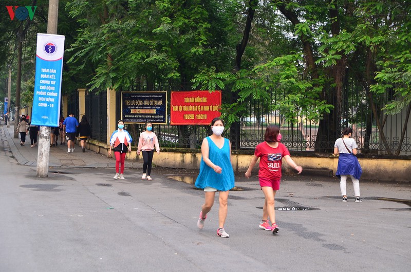 "phớt lờ" cách ly xã hội, người dân hà nội vẫn "vô tư" tập thể dục hình 5 "phot lo" cach ly xa hoi, nguoi dan ha noi van "vo tu" tap the duc hinh 5