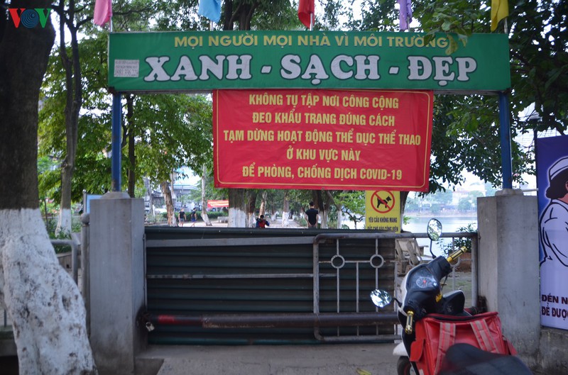"phớt lờ" cách ly xã hội, người dân hà nội vẫn "vô tư" tập thể dục hình 6 "phot lo" cach ly xa hoi, nguoi dan ha noi van "vo tu" tap the duc hinh 6