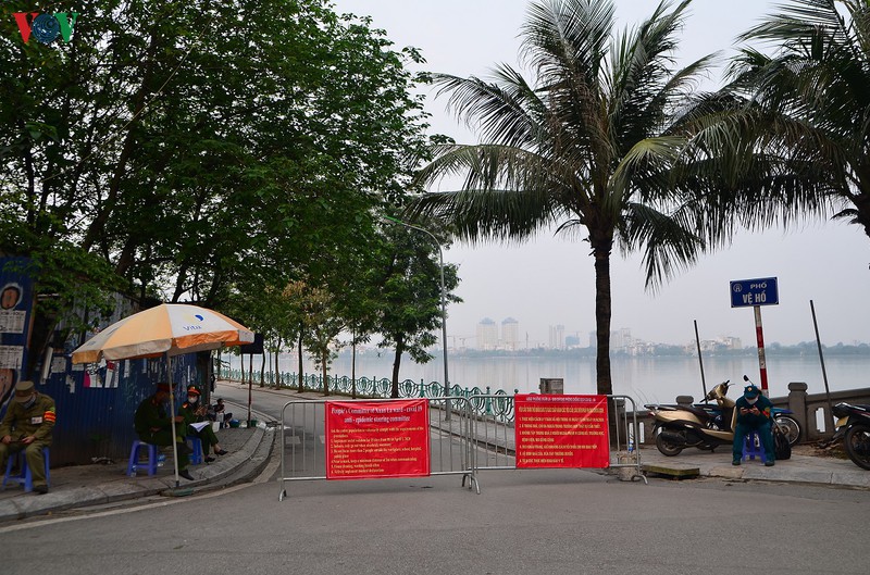 "phớt lờ" cách ly xã hội, người dân hà nội vẫn "vô tư" tập thể dục hình 9 "phot lo" cach ly xa hoi, nguoi dan ha noi van "vo tu" tap the duc hinh 9
