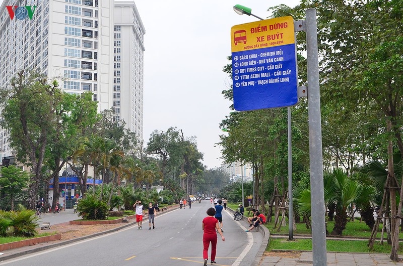 đường xe buýt thành nơi thể dục, người dân hà nội vẫn chủ quan trước dịch  hình 1 duong xe buyt thanh noi the duc, nguoi dan ha noi van chu quan truoc dich  hinh 1