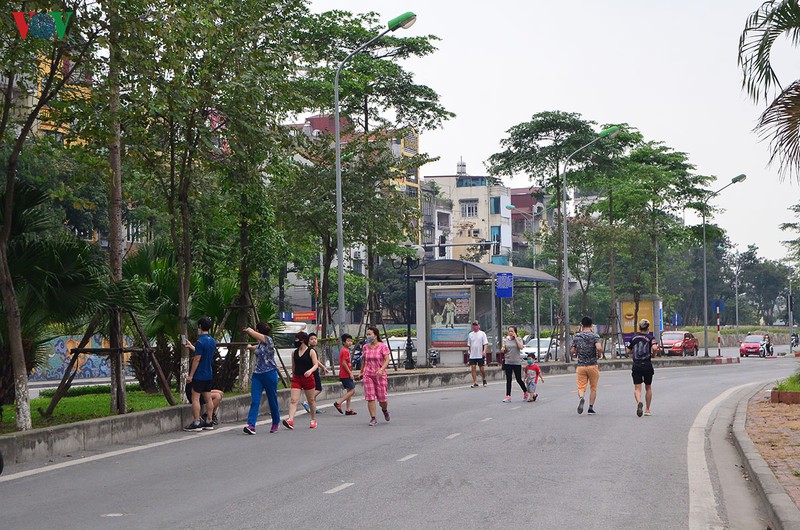 đường xe buýt thành nơi thể dục, người dân hà nội vẫn chủ quan trước dịch  hình 2 duong xe buyt thanh noi the duc, nguoi dan ha noi van chu quan truoc dich  hinh 2