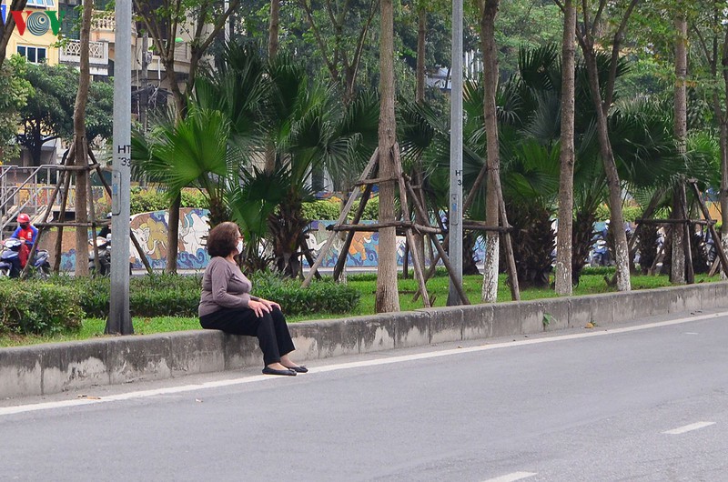 đường xe buýt thành nơi thể dục, người dân hà nội vẫn chủ quan trước dịch  hình 4 duong xe buyt thanh noi the duc, nguoi dan ha noi van chu quan truoc dich  hinh 4