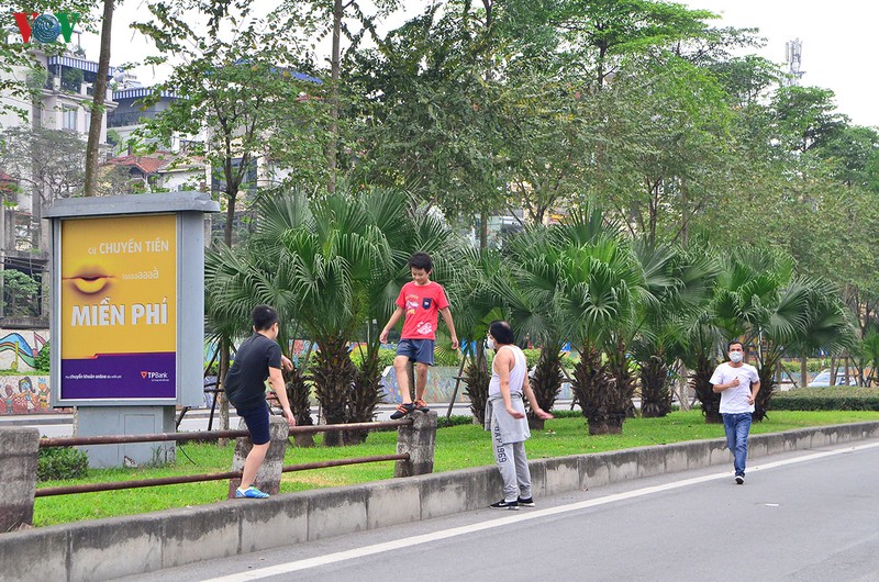 đường xe buýt thành nơi thể dục, người dân hà nội vẫn chủ quan trước dịch  hình 5 duong xe buyt thanh noi the duc, nguoi dan ha noi van chu quan truoc dich  hinh 5
