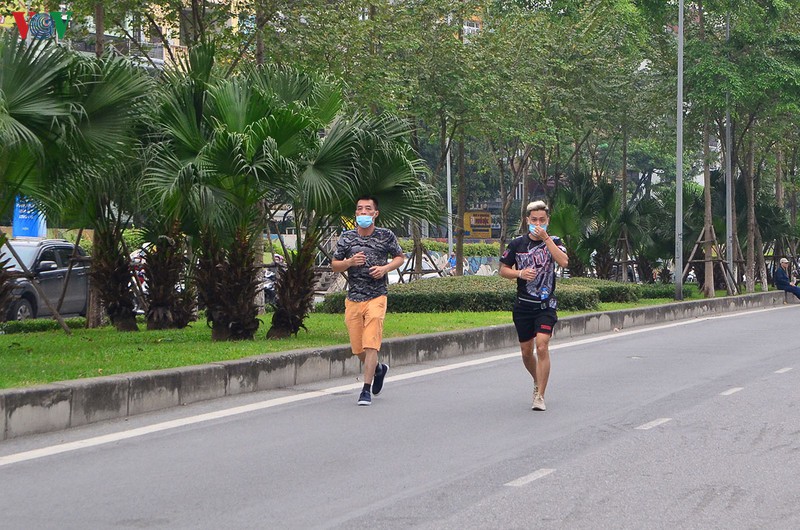 đường xe buýt thành nơi thể dục, người dân hà nội vẫn chủ quan trước dịch  hình 6 duong xe buyt thanh noi the duc, nguoi dan ha noi van chu quan truoc dich  hinh 6