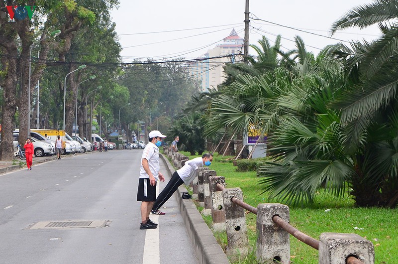 đường xe buýt thành nơi thể dục, người dân hà nội vẫn chủ quan trước dịch  hình 8 duong xe buyt thanh noi the duc, nguoi dan ha noi van chu quan truoc dich  hinh 8