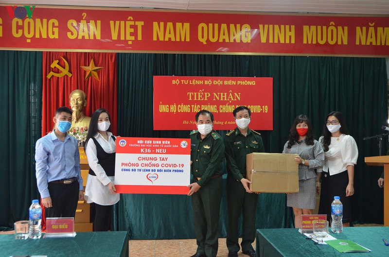 nguoi ha noi tiep te do bao ho,vat tu y te cho chien si chong covid-19 hinh 1