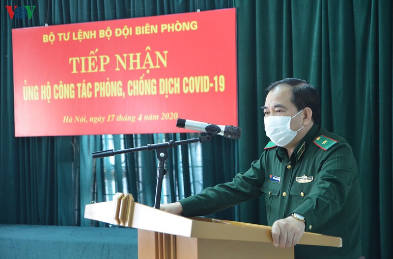 nguoi ha noi tiep te do bao ho,vat tu y te cho chien si chong covid-19 hinh 2