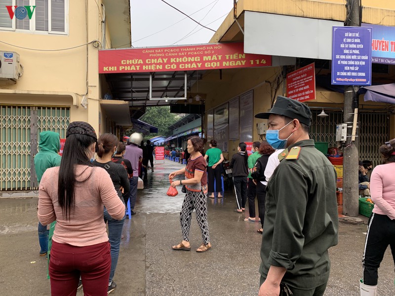 anh: ha noi tien hanh xet nghiem nhanh covid-19 tai cac cho dau moi hinh 2