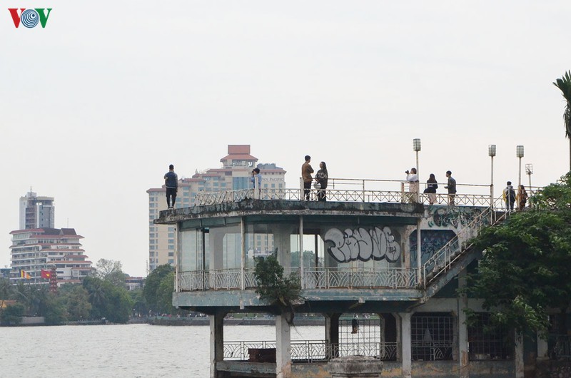 nguoi dan chu quan truoc dich, do ra ho tay "hong gio" dip cuoi tuan hinh 8