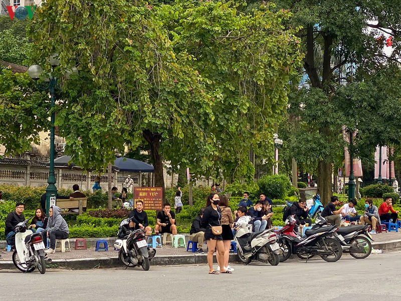 nguoi dan chu quan truoc dich, do ra ho tay "hong gio" dip cuoi tuan hinh 1