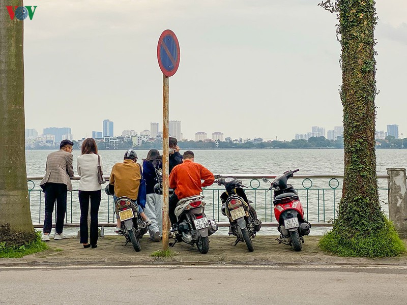 nguoi dan chu quan truoc dich, do ra ho tay "hong gio" dip cuoi tuan hinh 4